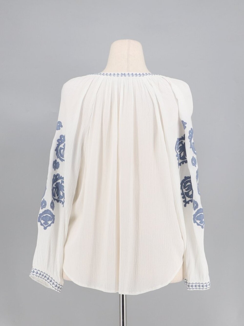 CHICO'S Embroidered Splitneck Shirt in White Size 2/L - Picture 5 of 7